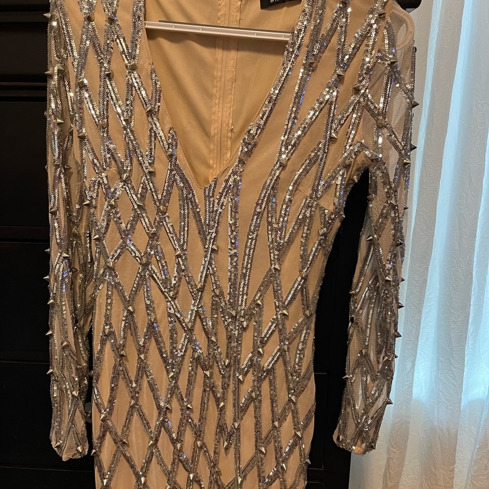 dress beige with silver accessories